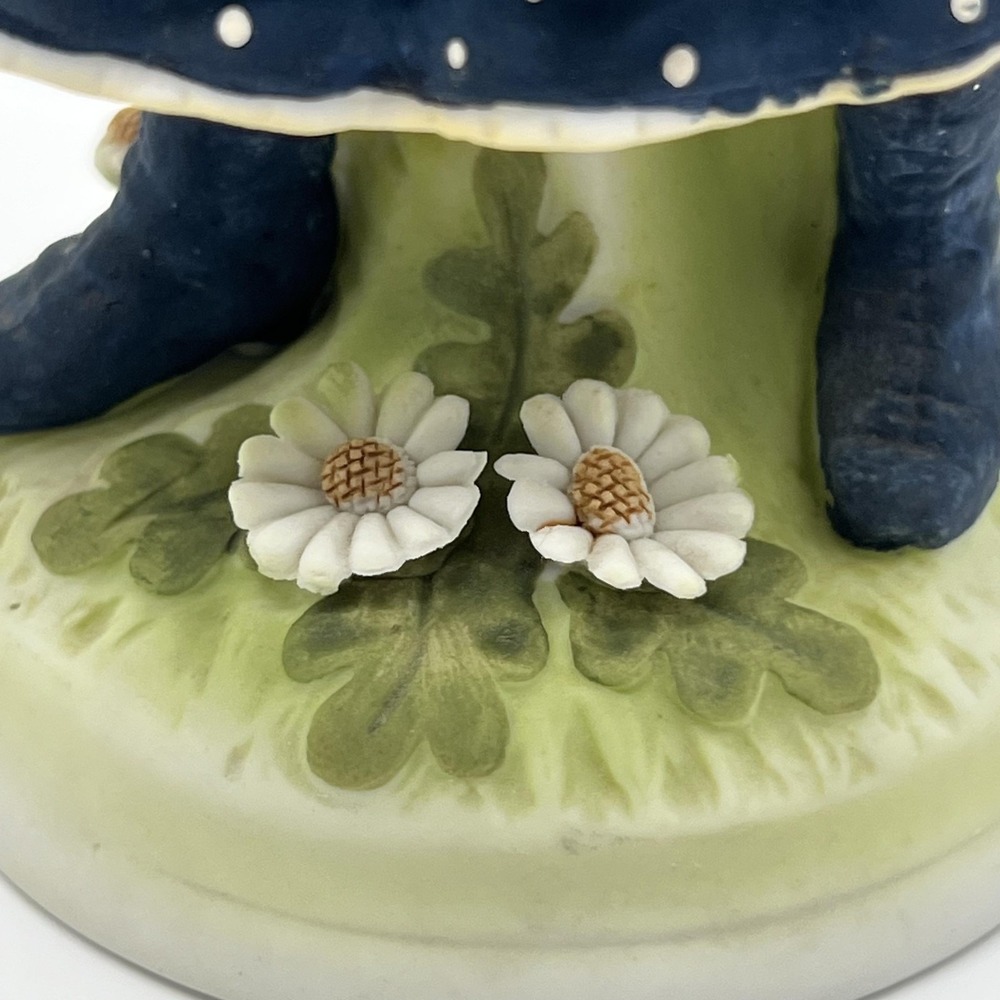 Hollie Hobby Creation Figurine Girl Holding Gift And Apples Dress Hat Daisy - Picture 4 of 16